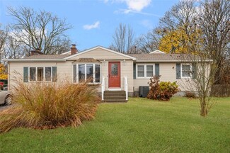 24 Superior St, Warwick, RI 02886