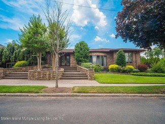 120 W Cedarview Ave, Staten Island, NY 10306