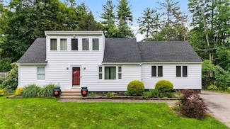 41 White Oaks Rd, Hyde Park, NY 12538