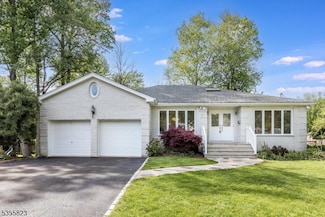17 Evergreen Rd, West Caldwell, NJ 07006