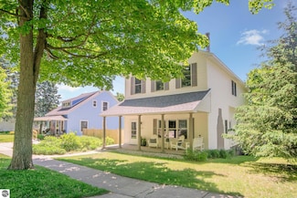 314 Leelanau Ave, Frankfort, MI 49635