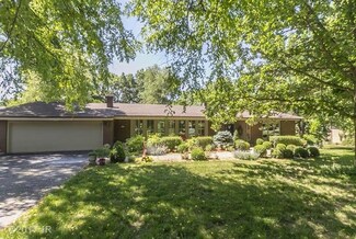 4018 Oak Forest Dr, Des Moines, IA 50312