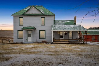 890 Forest Mills Rd, Waukon, IA 52172