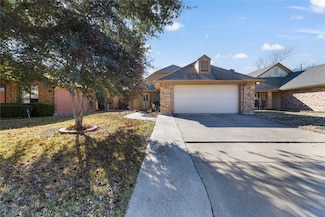 1141 Meadow Park Ln, Grand Prairie, TX 75052