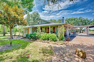 23104 Hopkins Ln, Damon, TX 77430