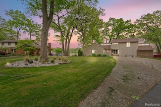 343 Shotwell Ct, White Lake, MI 48386