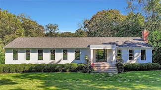 262 Huntington Bay Rd, Halesite, NY 11743