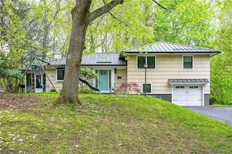 549 Oakridge Dr, Rochester, NY 14617
