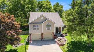 403 Amesbury Dr, Smithville, MO 64089