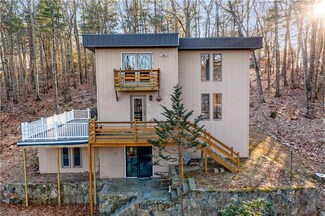 29 Robin Vale Dr, North Scituate, RI 02857