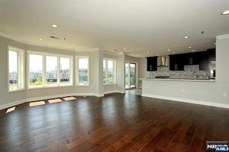 410 Smith Ct, Edgewater, NJ 07020