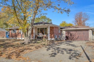 5726 Sutherland Dr, Waterford, MI 48327