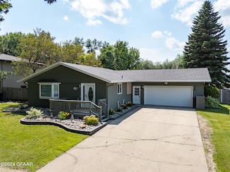 1225 Darwin Dr, Grand Forks, ND 58203
