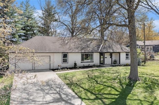 8419 Cambridge St, Leawood, KS 66206