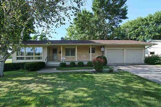 409 E 8th St, Tipton, IA 52772