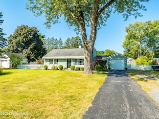 3 Newcomb Dr, Albany, NY 12211
