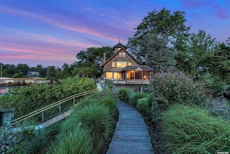 3 Water Ln, Manhasset, NY 11030