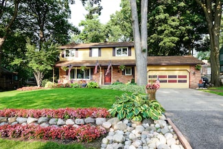 8056 Amelia Dr, Jenison, MI 49428
