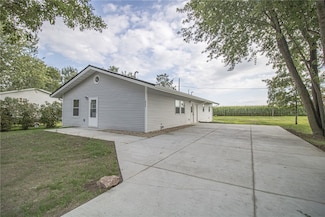 211 E Kohl St, Martelle, IA 52305