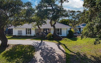 2011 Cochran Ln, Rockport, TX 78382
