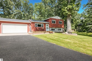 3961 Dogwood Dr, Traverse City, MI 49696