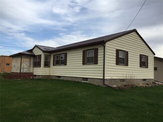 416 W 12th St, Vinton, IA 52349