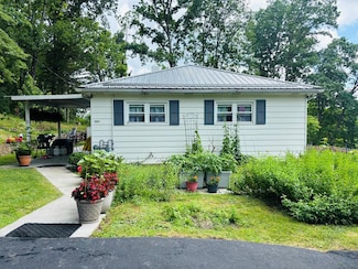 1284 Heatherwood Rd, Bluefield, WV 24701