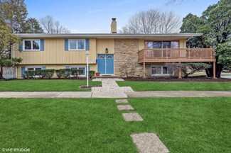 203 Maclaren Ln, Lake Bluff, IL 60044