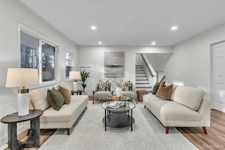 8165 Leonard Dr, Holly, MI 48442