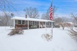 445 N Quaker Ln, Hyde Park, NY 12538