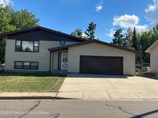 1341 13th St W, Dickinson, ND 58601