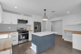 8 Vernon Ct, Brick, NJ 08724