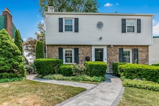 10 Huntington Dr, Yonkers, NY 10704