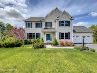 34 Stone Crest Dr, Mechanicville, NY 12118