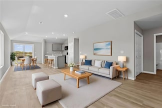 420 Rock Creek Dr, Tonganoxie, KS 66086