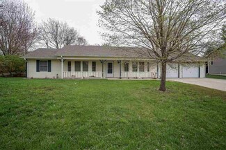 912 Davis Dr, Manhattan, KS 66502