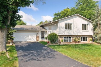 7365 Autumn Chace Cir, Bloomington, MN 55438