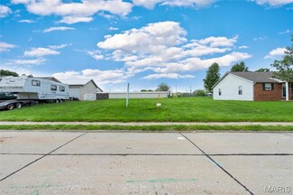 108 E Harrisonville Dr, Valmeyer, IL 62295