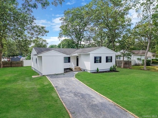 220 Peekskill Ave, Medford, NY 11763