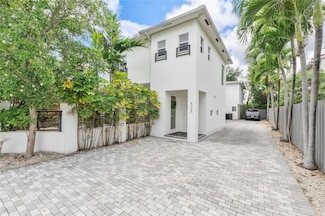 825 NE 17th Way, Fort Lauderdale, FL 33304