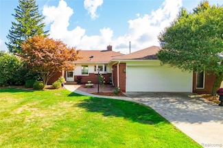 27627 Elba Dr, Grosse Ile, MI 48138