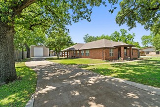 706 S Washington St, Pilot Point, TX 76258