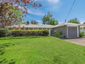 31 Townsend St, Glen Head, NY 11545