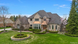 152 Oakbridge Dr, Rochester, MI 48306