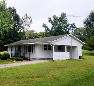 101 Mound St, Sainte Marie, IL 62459