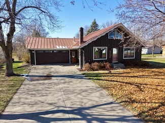 2450 Douglas St, Windom, MN 56101