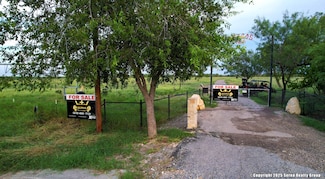 2219 H83s, Uvalde, TX 78801