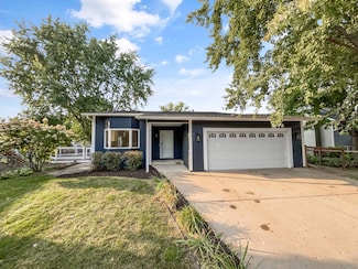 327 Oakwood Dr, Saint Paul, MN 55126