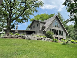 W301S2885 Snowdon Dr, Waukesha, WI 53188