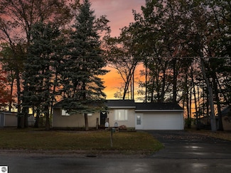 687 George St, Traverse City, MI 49686